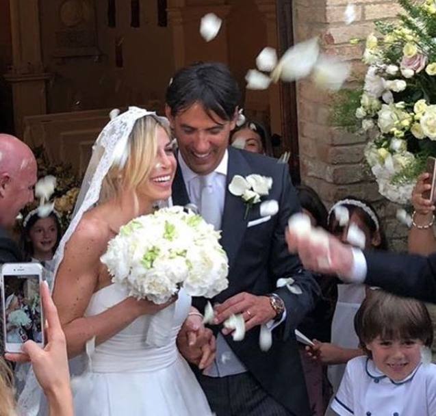 Le immagini delle nozze tra Simone Inzaghi e Gaia Lucariello a Montalcino. Presente anche l&#39;ex dell&#39;allenatore della Lazio, Alessia Marcuzzi, che ha ripreso tutto e postato sui social le emozioni del matrimonio. 